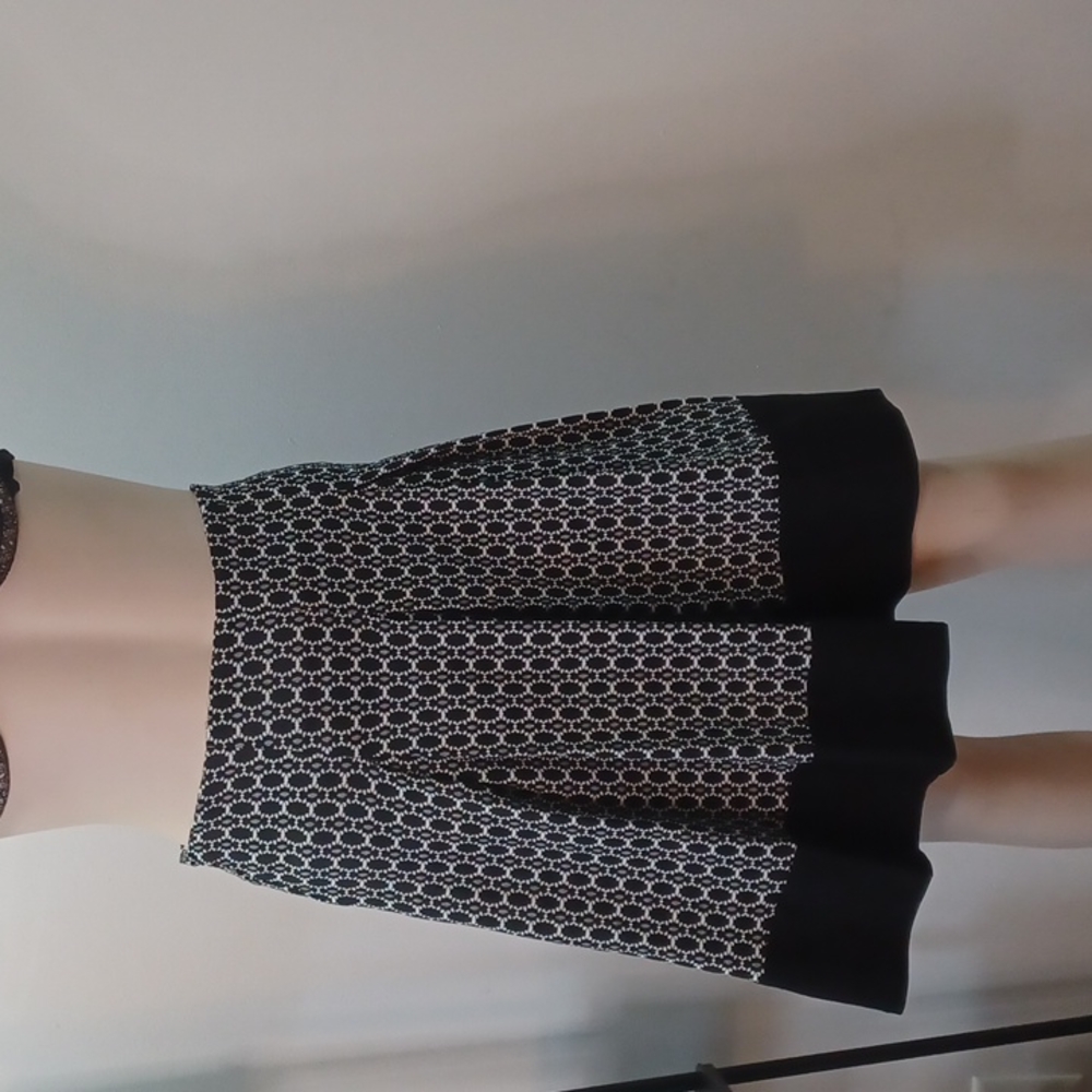 Have Anthropology Black  & White Swirly  Knit  skirt  Size S  pre-owned excellen